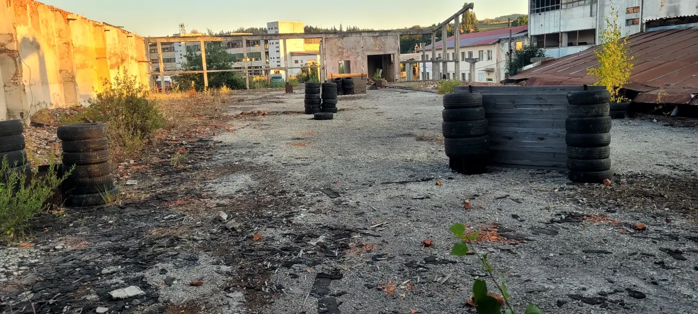 Teren descoperit de la etajul 1 al arenei FOKS, cu baricade din cauciucuri și lemn
